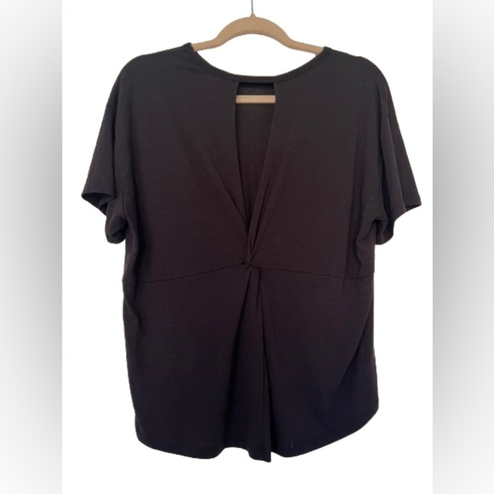 Womens Athleta Workout Tee With Open Back and Twist  Detailing. Size S